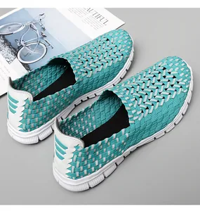 Vue détaillée des chaussures décontractées tissées bleu sarcelle et blanc pour l'été