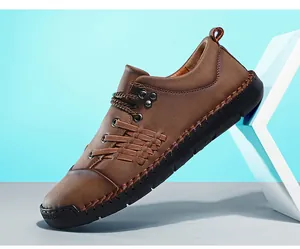 Detalle de zapatos casuales vintage marrones para hombre con costuras de calidad