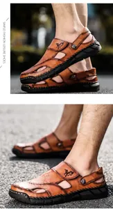 Primer plano de sandalias de cuero marrón para hombre con diseño hueco y suela suave