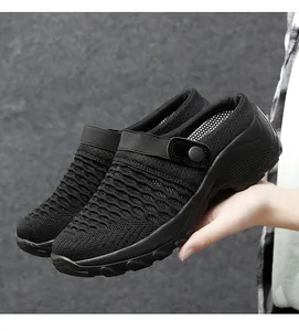 Primer plano de zapatos rocker de malla transpirable negra con suelas de plataforma