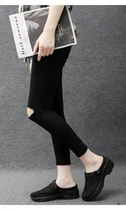 Vista lateral de zapatos tipo rocker de malla negra con plataforma para mujer en modelo