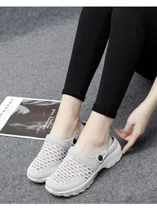 Primer plano de zapatos de balancín con plataforma de malla transpirable gris para mujer