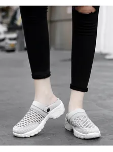 Detalle de primer plano de zapatos de plataforma oscilantes de malla para mujer