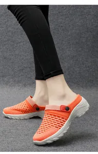 Vista detallada de zapatos balancín de malla naranja transpirable con suelas blancas