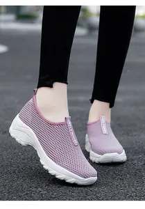 Detailansicht der atmungsaktiven lila Mesh-Struktur und der dicken weißen Sohle der Schuhe