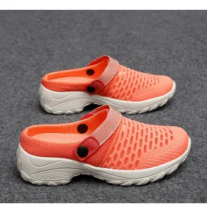 Vista lateral detallada de zapatos basculantes de malla naranja con suela de plataforma