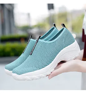 Nahaufnahme von türkisfarbenen Damen-Keilsneakern aus Fly-Knit-Mesh mit weißer Sohle.