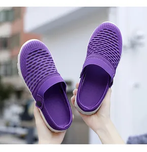 Primer plano de zuecos con plataforma de malla transpirable morada para mujer al aire libre