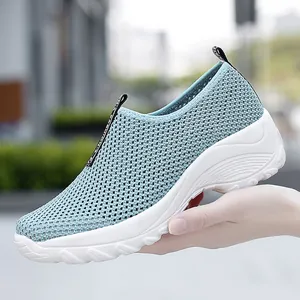Damen Sneaker in Hellblau aus Mesh mit dicker Sohle und atmungsaktivem Strickobermaterial