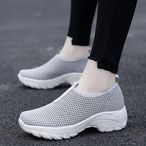 Atmungsaktive graue Fly-Knit Mesh Keilsneaker für Damen mit Plateausohle und Slip-On Design