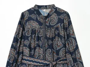 Elegante abito blu scuro con stampa paisley, collo alla coreana e cintura coordinata in vita