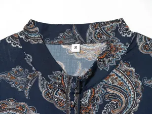 Dettaglio del colletto di un abito da donna con stampa paisley blu navy e etichetta taglia S