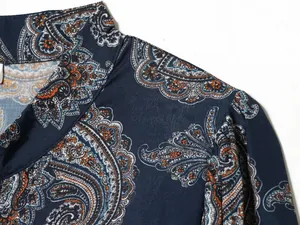 Dettaglio macro di un abito blu con stampa paisley che mostra il colletto e il tessuto