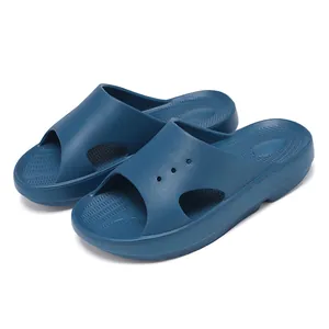 Moderne marineblaue Herren-Pantoletten mit dicker Sohle für Strand und Freizeit im Sommer