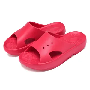 Trendige leuchtend rosa Badeschlappen mit dicker Sohle für Strand und bequemes Zuhause.