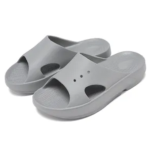 Bequeme graue Herren-Sandalen mit dicker Sohle und atmungsaktiven Seitenausschnitten für den Sommer