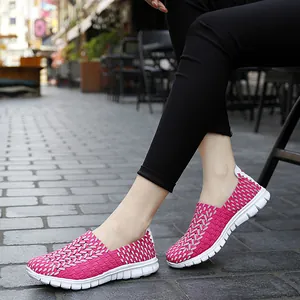 Eleganti sneakers slip-on traspiranti intrecciate fucsia e bianco per il tempo libero
