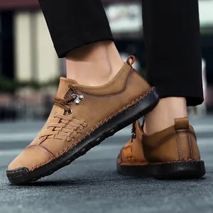Zapatos casuales de hombre en cuero marrón vintage con detalles cosidos a mano y suela negra