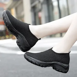 Atmungsaktive schwarze Mesh-Wedges-Sneaker für Damen mit dicker, erhöhender Sohle