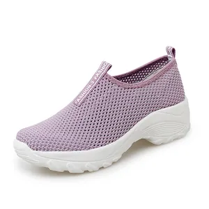 Atmungsaktive lila Mesh-Damen-Slipper mit einer bequemen weißen Keilplateausohle