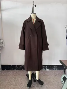 Gedetailleerd aanzicht van een oversized bruine wollen jas in vintage stijl op een mannequin