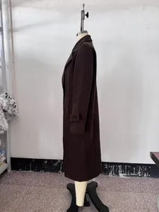 Zijaanzicht van een chocoladebruine oversized wollen jas op een etalagepop in de studio