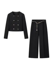 Zwarte casual damespakset bestaande uit een cropped blazer en wijde broek met kettingriem