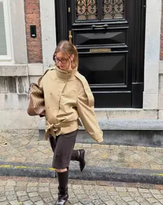 Stijlvolle kaki double-breasted trenchcoat met opstaande kraag en tailleband voor dames