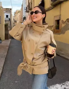 Stijlvolle kaki double-breasted trenchcoat met opstaande kraag en ceintuur in de taille