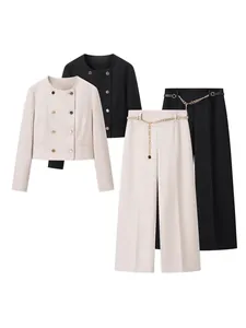 Elegant tweedelig damespak met blazer met dubbele rij knopen en kettingriem broek