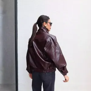 Rückansicht einer burgunderfarbenen Kunstlederjacke mit strukturierter Oberfläche.