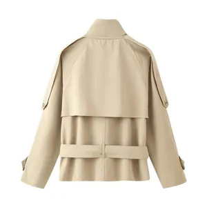 Achteraanzicht van een klassieke kaki korte trenchcoat met riem en rugpand.