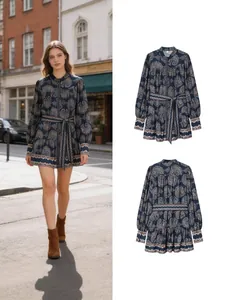 Elegante mini abito blu navy con stampa paisley, maniche lunghe e cintura in vita