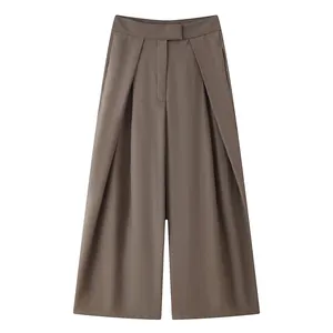 Pantalon large plissé marron élégant à taille haute pour femme au style minimaliste