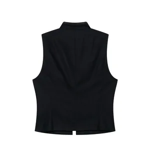 Rückansicht einer minimalistischen schwarzen, eng anliegenden Weste für Damen mit Stehkragen.