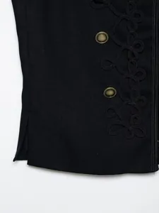 Detailaufnahme einer schwarzen Weste mit verzierten Seilknoten und Vintage-Messingknöpfen.