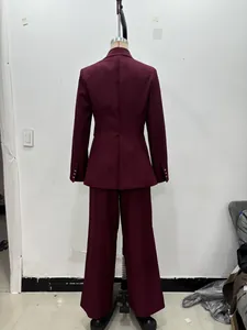 Vista posteriore di un completo bordeaux da donna con blazer e pantaloni a vita alta
