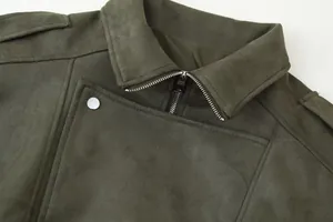 Gedetailleerde close-up van de kraag, metalen rits en suède textuur van een olijfgroen damesjack