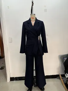 Vista frontale di un completo da donna blu navy con blazer e pantaloni su busto.