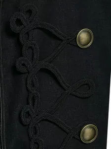 Detail von dekorativen Seilknoten und Messingknöpfen an schwarzer Weste
