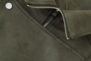 Close-up van de ritssluiting en de kraag op een olijfgroene imitatie suède jas voor dames.