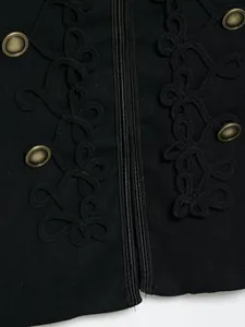 Detailansicht aufwendiger schwarzer Knotenstickerei und goldener Vintage-Knöpfe an einer Weste.