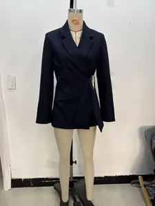 Vista dettagliata di un blazer da donna blu scuro con elegante fibbia laterale dorata