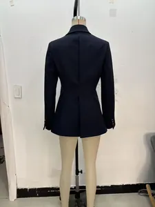 Vista posteriore di un blazer sartoriale blu navy con dettaglio a spacco su manichino