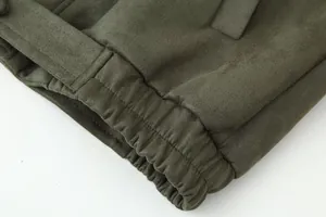 Detailopname van de elastische zoom van dit olijfgroene retro Maillard-jack voor dames