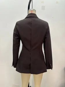 Vista posteriore di un blazer da donna marrone scuro sciancrato con elegante fibbia