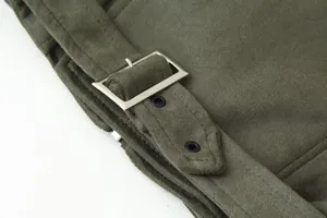 Gedetailleerde opname van metalen gesp en oogjes op een vintage jasje van imitatiesuède.