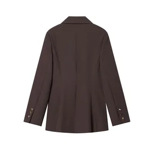 Vista posteriore di un blazer marrone scuro da donna con bottoni dorati ai polsi