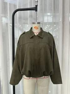 Nouveau blouson aviateur mode 2025 pour femme en suédine vert olive sur un mannequin