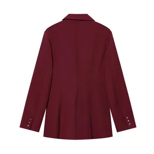 Vista posteriore di alta qualità di un elegante blazer bordeaux da donna con polsini abbottonati